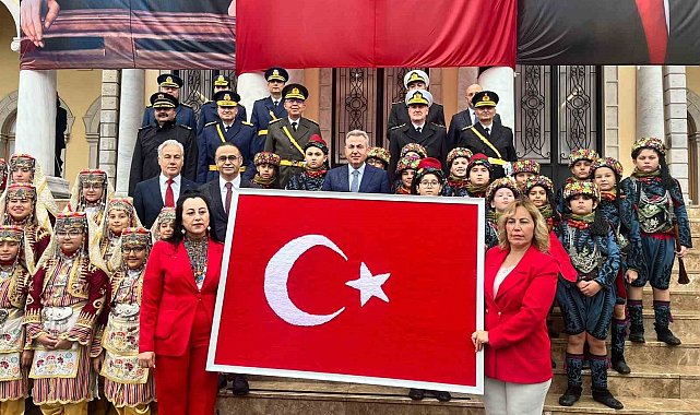 İlmek ilmek dokunan Türk bayrağı Vali Elban'a teslim edildi