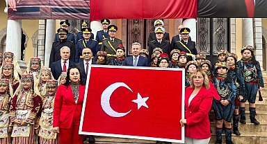 İlmek ilmek dokunan Türk bayrağı Vali Elban'a teslim edildi