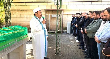 İmam, ağabeyinin cenaze namazını kıldırdı