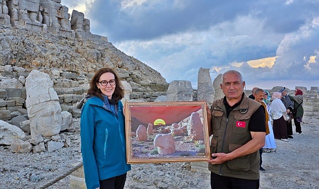 İngiltere Büyükelçisi Anderson'a Nemrut Dağı'nda 34 yıllık görevlinin sürpriz hediyesi