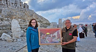 İngiltere Büyükelçisi Anderson'a Nemrut Dağı'nda 34 yıllık görevlinin sürpriz hediyesi