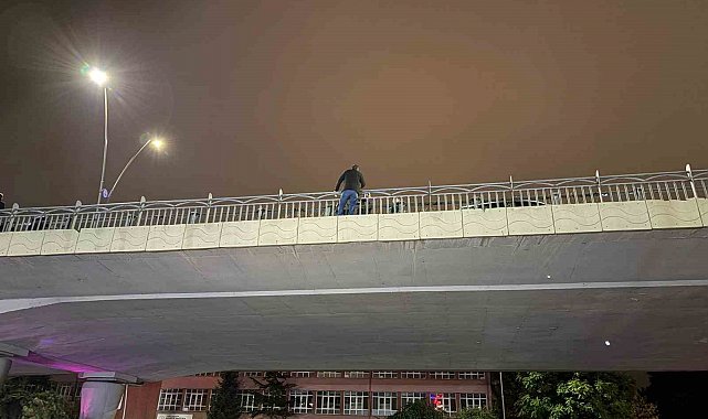 İntihar etmek için köprüye çıkan şahsı polis ekipleri ikna etti