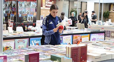 İrem, kitap ve söyleşilerle dolu fuarı işaret diliyle keşfetti