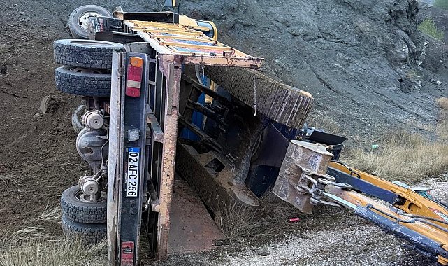 İş makinesi yüklü kamyon devrildi: 2 yaralı