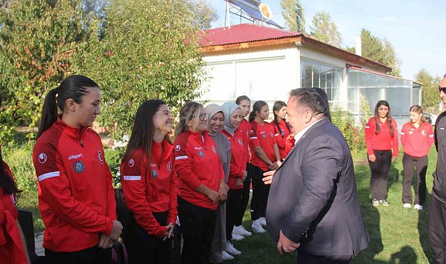 İşitme engelli kadın güreşçiler, ilk Avrupa Şampiyonası'na Sivas'ta hazırlandı