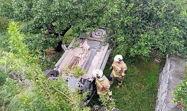 İskenderun'da bahçeye uçan otomobildeki 2 kişi yaralandı