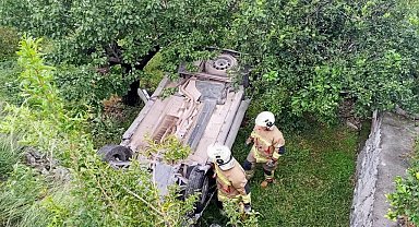 İskenderun'da bahçeye uçan otomobildeki 2 kişi yaralandı