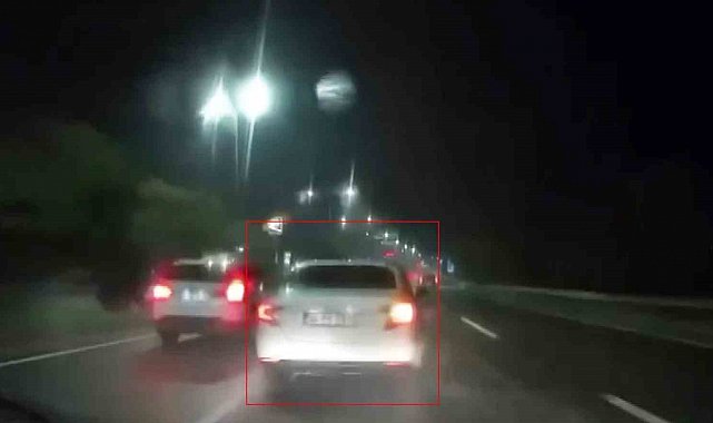Islak yolda makas atan sürücü kameraya yansıdı