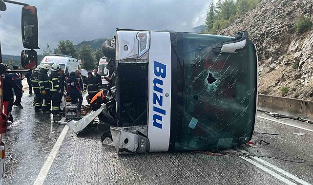 Isparta-Antalya kara yolunda yolcu otobüsü devrildi: 1 ölü, 7 yaralı