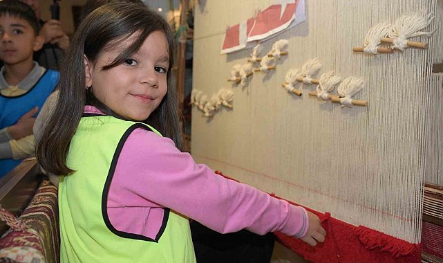 Isparta'da 135 bin ilmekle Türk bayrağı motifli halı dokunuyor: Halıya her ziyaretçiden bir ilmek