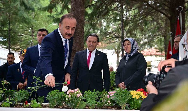 Isparta'da 29 Ekim Cumhuriyet Bayramı kutlamaları çelenk töreniyle başladı