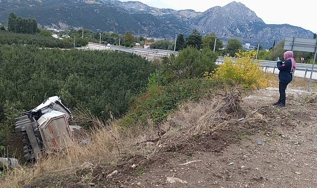 Isparta'da kum yüklü tır elma bahçesine devrildi, sürücü hayatını kaybetti