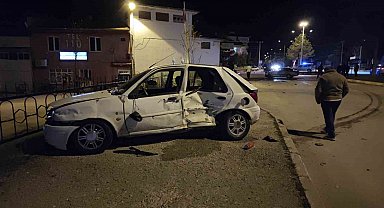 Isparta'da otomobiller kavşakta çarpıştı: 3 yaralı