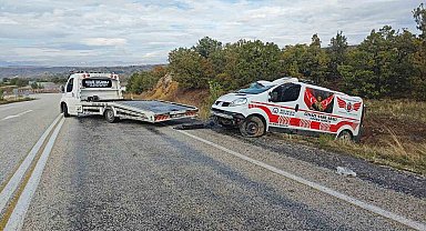 Isparta'da özel cenaze nakil aracı şarampole devrildi: 1 yaralı