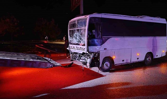 Isparta'da tarım işçilerini taşıyan midibüs ile tır çarpıştı: 17 yaralı