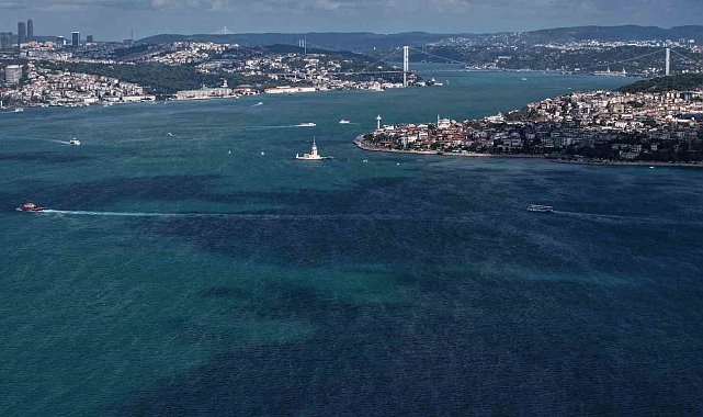 İstanbul Boğazı turkuaza büründü