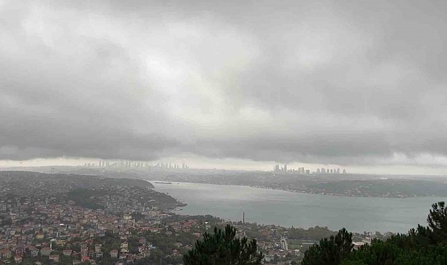 İstanbul Boğazı'nın üzerini yağmur bulutları kapladı