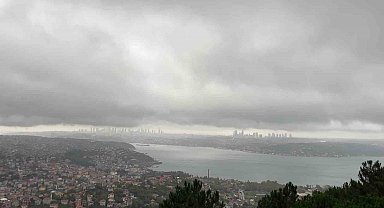 İstanbul Boğazı'nın üzerini yağmur bulutları kapladı