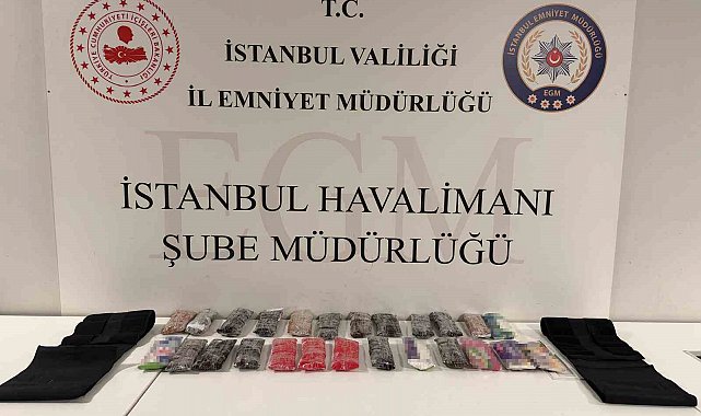 İstanbul Havalimanı'nda korse ve bacaklarına uyuşturucu gizleyen şüpheliler polisten kaçamadı