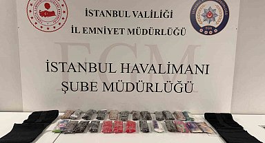 İstanbul Havalimanı'nda korse ve bacaklarına uyuşturucu gizleyen şüpheliler polisten kaçamadı