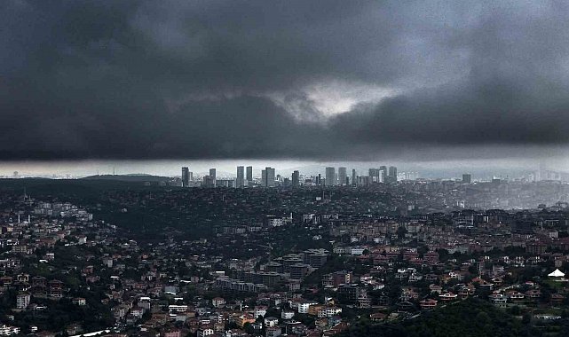 İstanbul'da hava karardı, yağmur bulutlarının girişi böyle görüntülendi