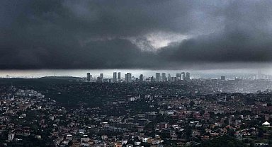 İstanbul'da hava karardı, yağmur bulutlarının girişi böyle görüntülendi