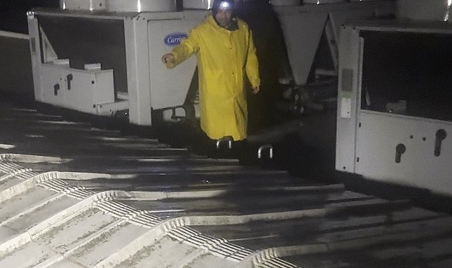 İstanbul'da jandarma ekipleri çatılardan geçerek mahsur kalan vatandaşları kurtardı