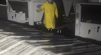 İstanbul'da jandarma ekipleri çatılardan geçerek mahsur kalan vatandaşları kurtardı