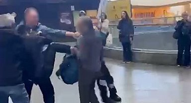 İstanbul'da metrobüs durağında kavga: Güvenlik görevlisi tartıştığı kişiye tekme attı
