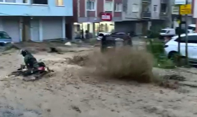 İstanbul'da selin ortasında kalan motokuryenin metrelerce sürüklendiği an ortaya çıktı