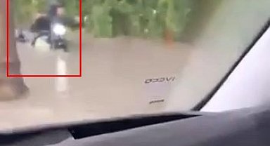 İstanbul'da suya batan motosikletinin zor anları kamerada