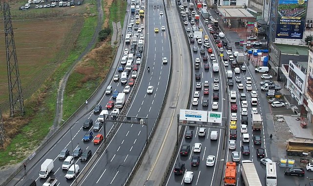 İstanbul'da yoğun trafik oluştu sürücüler ilerlemekte güçlük çekti