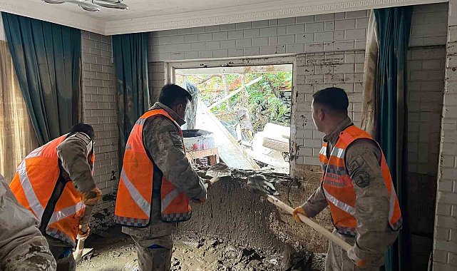 İstanbul'daki sel sonrası jandarma ekipleri 8 ev, 17 depo ve su kanalını temizledi