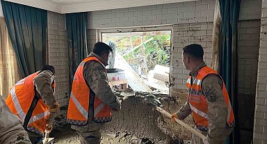 İstanbul'daki sel sonrası jandarma ekipleri 8 ev, 17 depo ve su kanalını temizledi
