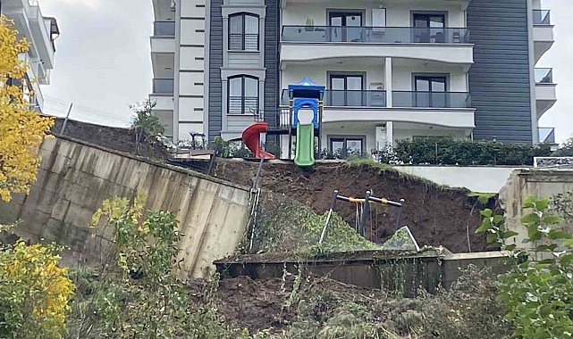 İstinat duvarı çöktü, kayan toprak çocuk parkını yuttu