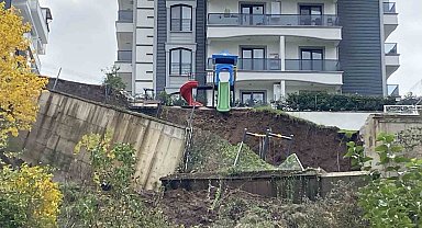 İstinat duvarı çöktü, kayan toprak çocuk parkını yuttu
