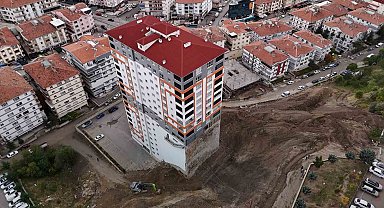 İstinat duvarı yıkılan apartmanın ortaya çıkan temeli, estetikten uzak görüntüsünü gözler önüne serdi