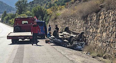 İstinat duvarına çarpan otomobil ters döndü : 3 yaralı