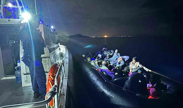 İzmir açıklarında 111 düzensiz göçmen yakalandı