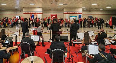 İzmir Metrosu'nu Cumhuriyet coşkusu sardı