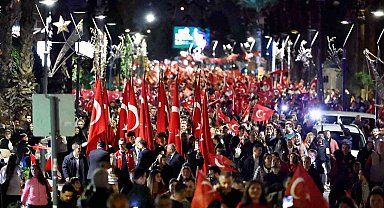 İzmir'de 103'üncü yıl coşkusu gökyüzünü aydınlattı