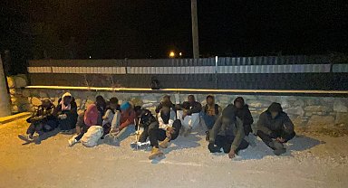 İzmir'de 16 düzensiz göçmen yakalandı