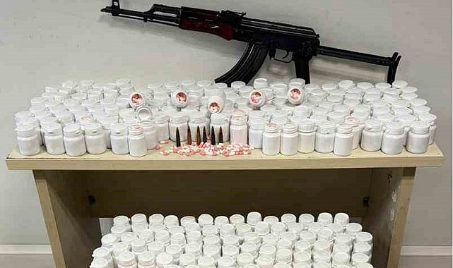 İzmir'de bir evden binlerce uyuşturucu hap ve kalaşnikof ele geçirildi
