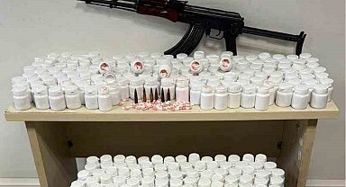 İzmir'de bir evden binlerce uyuşturucu hap ve kalaşnikof ele geçirildi