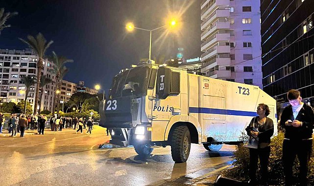 İzmir'de Cemil Tugay protestosunda arbede
