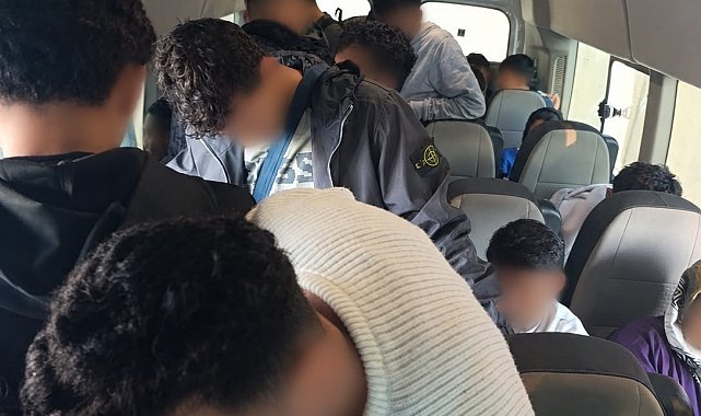 İzmir'de durdurulan araçta 34 düzensiz göçmen yakalandı