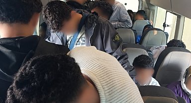 İzmir'de durdurulan araçta 34 düzensiz göçmen yakalandı