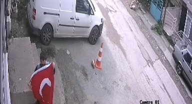 İzmir'de gencin bayrak duyarlılığı kamerada