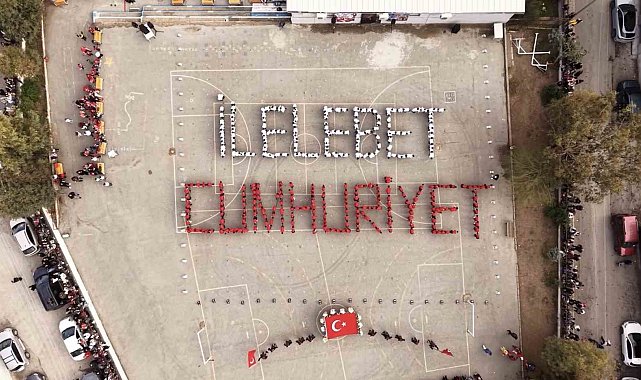 İzmir'de ilkokul öğrencilerinden anlamlı Cumhuriyet kutlaması