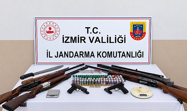 İzmir'de jandarmadan uyuşturucu ve silah operasyonu: 3 tutuklama